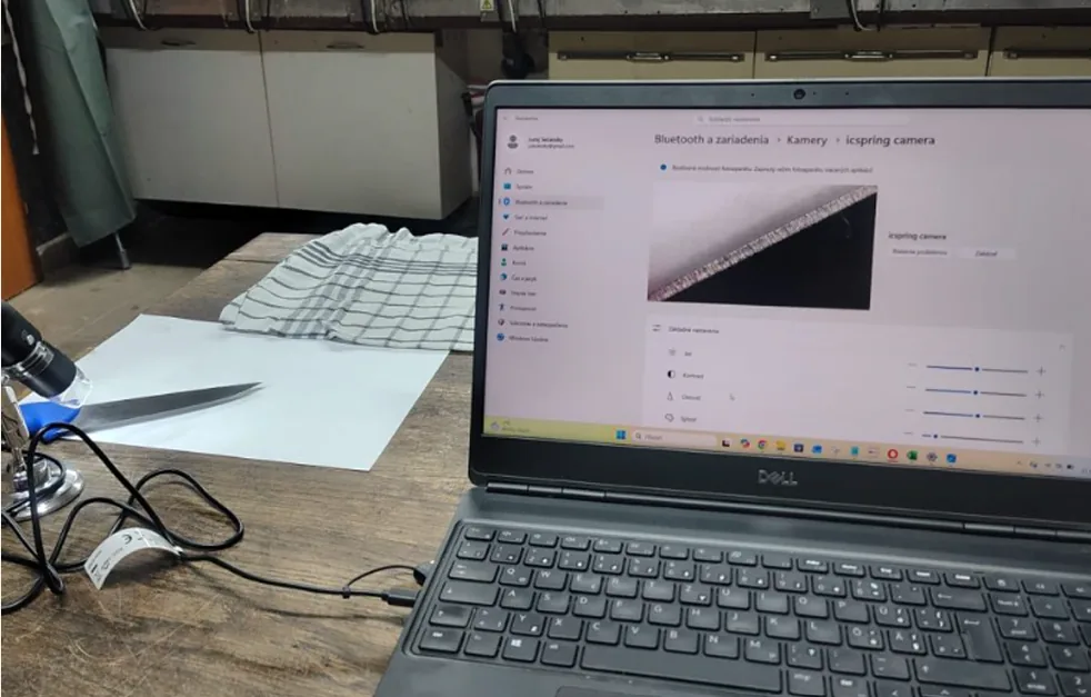 Kontrola reznej hrany noža pod digitálnym mikroskopom v dielni Sečanský