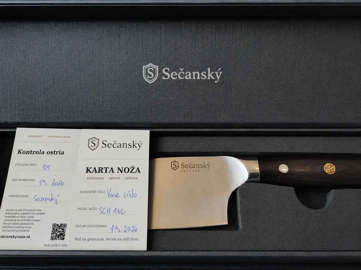 Otvorená darčeková krabica Sečanský s nožom a kartou kontroly ostria